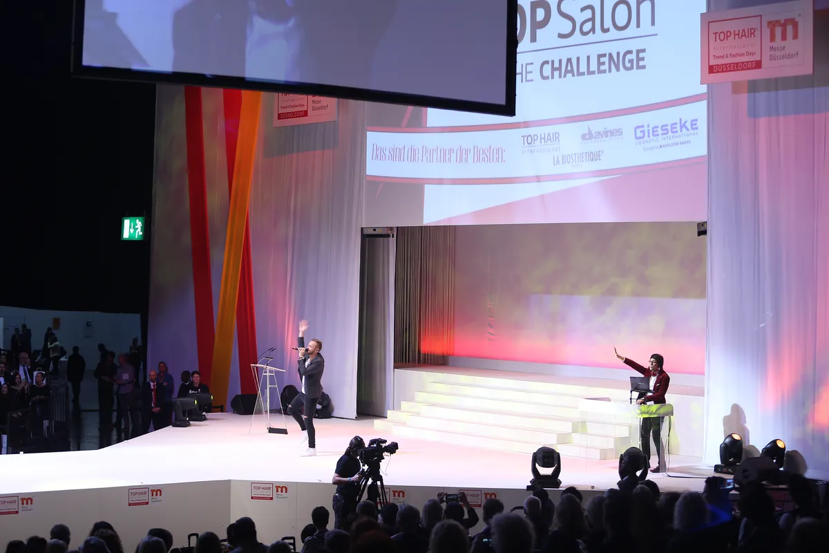 Deejay Plus sorgt für erstklassige Musik beim Mode-Event auf dem Catwalk.